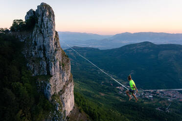 Slackliner, der im Nichts sitzt und darauf wartet, die Line zu gehen - CAVF93688