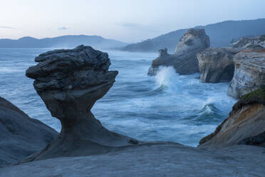 Krachende Wellen an der Küste von Oregon - CAVF93689