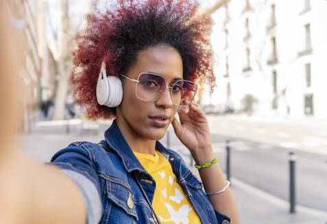 Selfie einer Frau mit Afro-Haar und Kopfhörern - CAVF93700