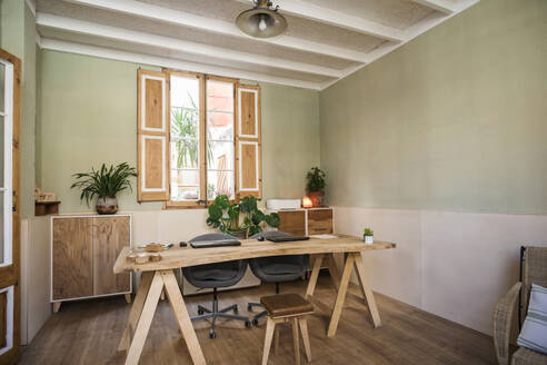 Leeres Büro mit Stühlen und Holztisch in der Werkstatt - VABF04273