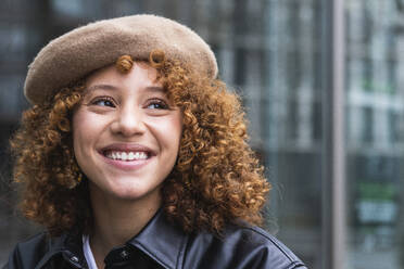 Teenage girl wearing beret smiling outdoors - PNAF00929