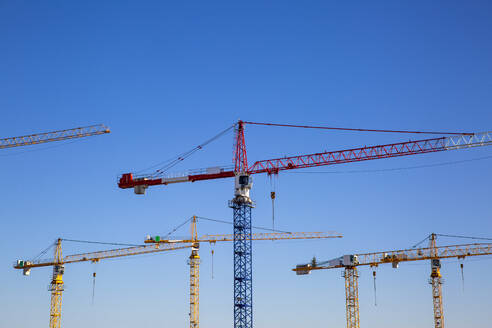 Deutschland, Bayern, München, Baukräne gegen blauen Himmel - MAMF01668