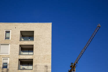 Deutschland, Bayern, München, Neubau auf Baustelle mit Kran - MAMF01670