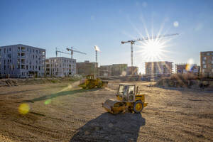 Deutschland, Bayern, München, Großbaustelle mit Kränen - MAMF01674