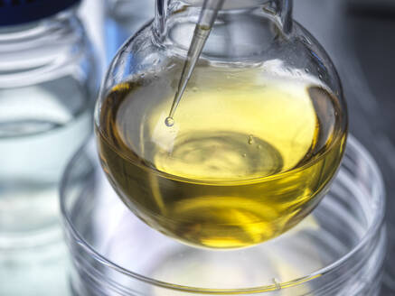 Gelbe chemische Formel in einem Glaskolben im Labor - ABRF00856