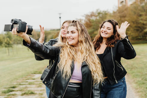 Freunde machen Selfie mit Kamera - CUF57934