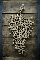 Weinflasche Korken in Form von Weinstock auf rustikalen hölzernen Hintergrund - ASF06736