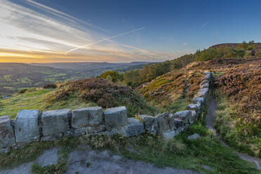 Blick über Hathersage Booths vom Surprise View bei Sonnenuntergang, Millstone Edge, Derbyshire Peak District, Derbyshire, England, Vereinigtes Königreich, Europa - RHPLF19319