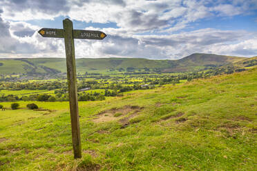 Blick auf Wegweiser und Hope Valley, Derbyshire Peak District, Derbyshire, England, Vereinigtes Königreich, Europa - RHPLF19321