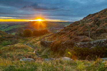Blick auf den Sonnenuntergang von Baslow Edge, Derbyshire Peak District, Derbyshire, England, Vereinigtes Königreich, Europa - RHPLF19322