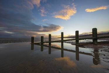 Verrottende aufrechte Holzpfosten der alten Seeverteidigungsanlagen am Strand von Winchelsea, Winchelsea, East Sussex, England, Vereinigtes Königreich, Europa - RHPLF19327