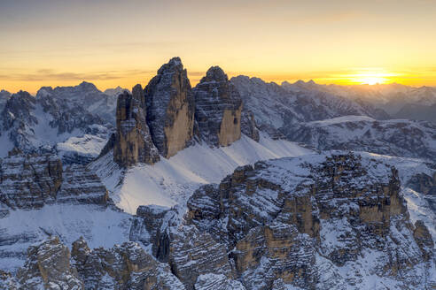 Sonnenuntergang über den Drei Zinnen, dem Monte Paterno und dem Cristallo während eines verschneiten Herbstes, Sextner Dolomiten, Südtirol, Italien, Europa - RHPLF19361