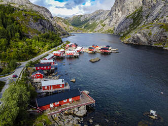 Luftaufnahme des Dorfes Nusfjord, Lofoten, Nordland, Norwegen, Skandinavien, Europa - RHPLF19382