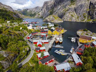 Luftaufnahme des Dorfes Nusfjord, Lofoten, Nordland, Norwegen, Skandinavien, Europa - RHPLF19383