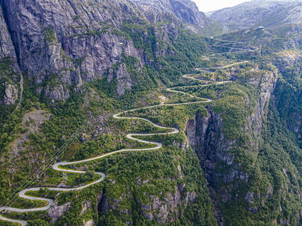 Zickzackstraße hinunter nach Lysebodn, am Ende des Lystrefjord (Lysefjord), Rogaland, Norwegen, Skandinavien, Europa - RHPLF19388