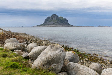 Riesiger Monolith in der UNESCO-Welterbestätte, Vega-Archipel, Norwegen, Skandinavien, Europa - RHPLF19392