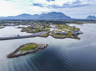 Luftaufnahme des Touristeninformationszentrums, UNESCO-Welterbe, Vega-Archipel, Norwegen, Skandinavien, Europa - RHPLF19394