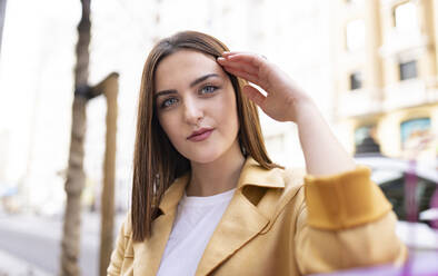 Schöne junge Frau mit braunem Haar und blauen Augen - JCCMF01400