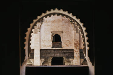 Ornamental geschnitzte Bogenfenster der alten Ben Youssef Madrasa, einer historischen islamischen Hochschule in Marrakesch - ADSF21340