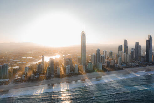 Drone Blick auf moderne Wolkenkratzer und mehrstöckige Gebäude in Stadtviertel gegen wolkenlosen Sonnenuntergang Himmel in Australien befindet - ADSF21392