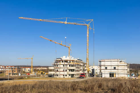 Deutschland, Baden Württemberg, Sindelfingen, Baustelle mit Kränen - WDF06545