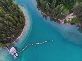 Boote auf dem Pragser Wildsee in den Dolomiten, Südtirol, Italien - LOMF01247