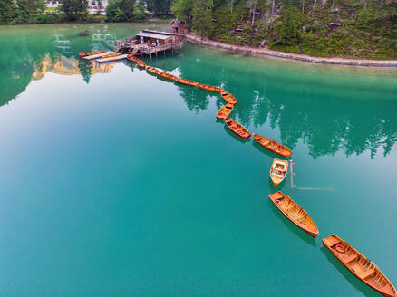Ruderboote vor Anker auf dem türkisfarbenen Pragser Wildsee in den Dolomiten, Südtirol, Italien - LOMF01248