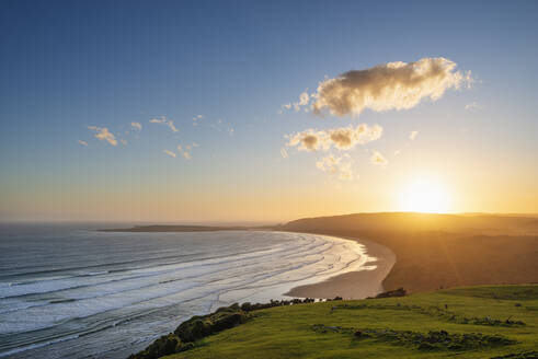 Neuseeland, Otago, Blick auf den Tautuku Beach der Tautuku Bay vom Florence Hill Lookout bei Sonnenuntergang - RUEF03224