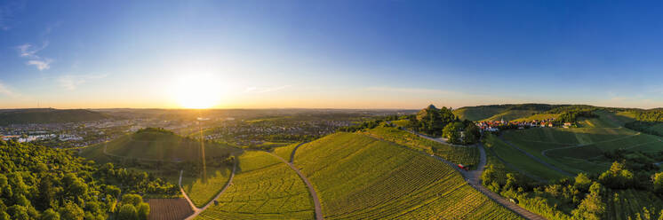 Deutschland, Baden Württemberg, Stuttgart, Luftaufnahme von Weinbergen bei Sonnenuntergang im Herbst - WDF06551