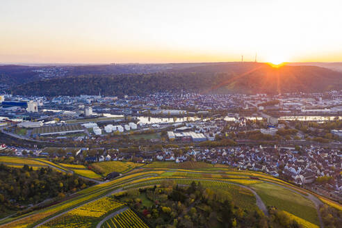 Deutschland, Baden Württemberg, Stuttgart, Luftaufnahme von Stadt und Weinbergen bei Sonnenuntergang im Herbst - WDF06554
