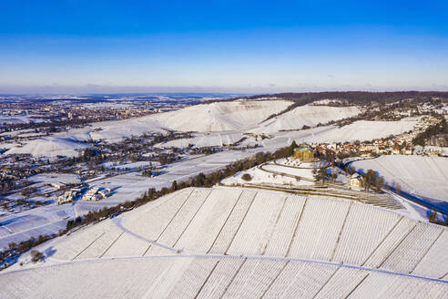 Deutschland, Baden Württemberg, Stuttgart, Luftaufnahme von verschneiten Weinbergen im Winter - WDF06557