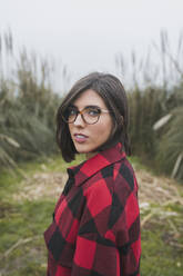 Junge Frau mit Brille auf einem landwirtschaftlichen Feld - MTBF00929