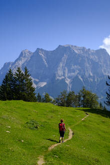 Wanderin auf Bergpfad in Richtung Zugspitze - LBF03461