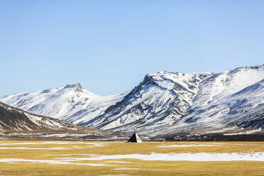 Spektakuläre Wigwam-Landschaft in einem Tal im schneebedeckten Hochland an einem sonnigen Tag im Winter in Island - ADSF21439