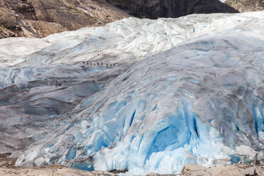 Spektakuläre Drohnenaufnahme einer Gruppe von Forschern auf einem Gletscher im Hochland während eines Winterabenteuers in Norwegen - ADSF21453