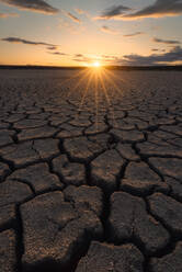 Von oben von Dürre geknackt leblosen Boden unter bunten bewölkten Himmel bei Sonnenuntergang Zeit - ADSF21529