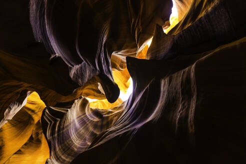 Niedriger Winkel der atemberaubenden Landschaft des Antelope Canyon mit unebener gekrümmter Oberfläche in Arizona - ADSF21536