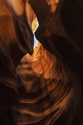 Niedriger Winkel der spektakulären Aussicht auf den Antelope Canyon mit glatter brauner Oberfläche in Arizona - ADSF21537