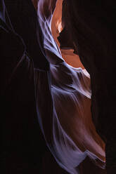 Niedriger Winkel der spektakulären Aussicht auf den Antelope Canyon mit glatter brauner Oberfläche in Arizona - ADSF21538