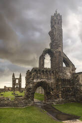 Erstaunlicher Blick auf die Ruinen der Kathedrale von Saint Andrews gegen einen grauen, bewölkten Himmel in Schottland - ADSF21540
