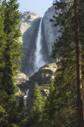 Spektakuläre Kulisse eines Wasserfalls in den felsigen Bergen des Yosemite National Park an einem sonnigen Tag - ADSF21543