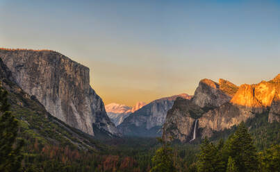 Wunderschöne Kulisse eines Gebirgskamms im Abendlicht des Sonnenuntergangs im Yosemite National Park - ADSF21545