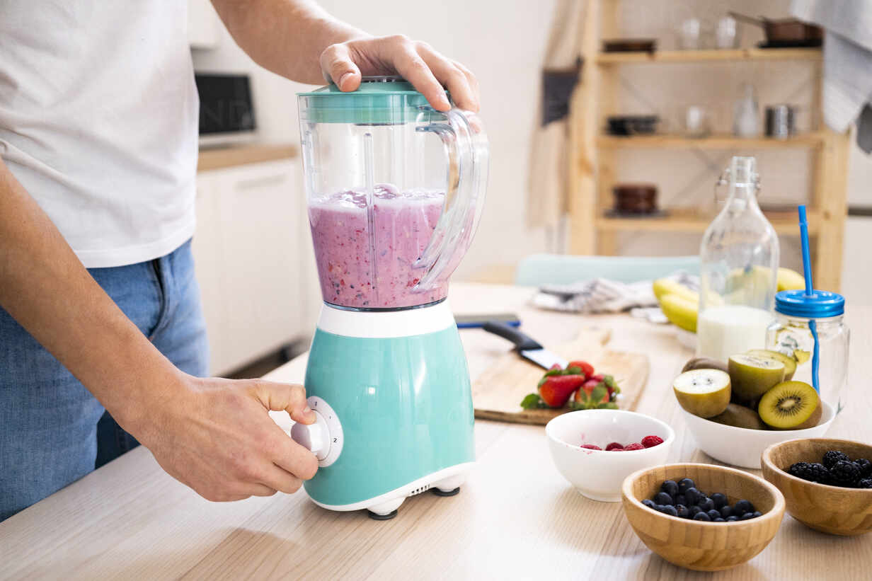https://us.images.westend61.de/0001535131pw/man-blending-smoothie-in-blender-on-table-in-kitchen-at-home-GIOF11775.jpg