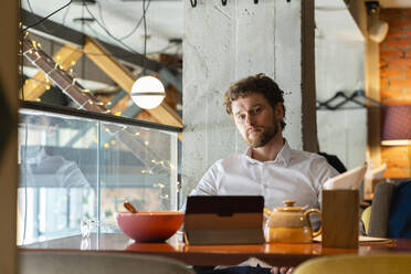 Male entrepreneur sitting at cafe - VPIF03710