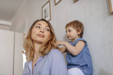 Mädchen flechtet der Mutter zu Hause die Haare - OGF00947