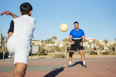 Sohn wirft Fußball auf Vater auf Sportplatz - MIMFF00601