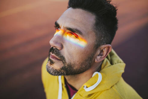 Reifer Mann mit Spektrum auf den Augen beim Wegschauen - MIMFF00622