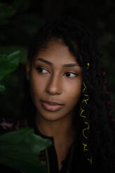 Intime Nahaufnahme Porträt der attraktiven afro latina Frau umgeben von Natur - ADSF21777