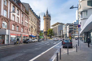 Deutschland, Hessen, Frankfurt, Stadtstraße mit Eschenheimer Turm im Hintergrund - TAMF02902