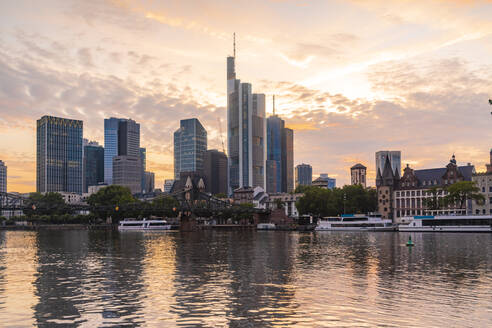 Deutschland, Hessen, Frankfurt, Mainufer und Mainhattan Skyline bei Sonnenuntergang - TAMF02908